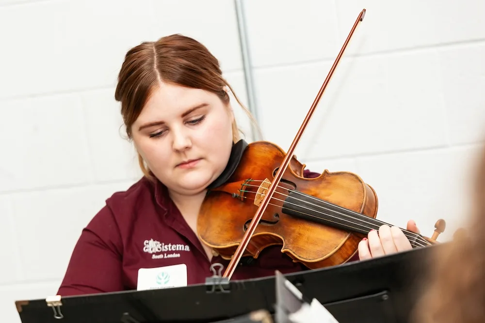 A young woman playing the violin